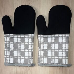 Splash Brand Black and Gray Checkered Oven Mitts Cotton and Neoprene